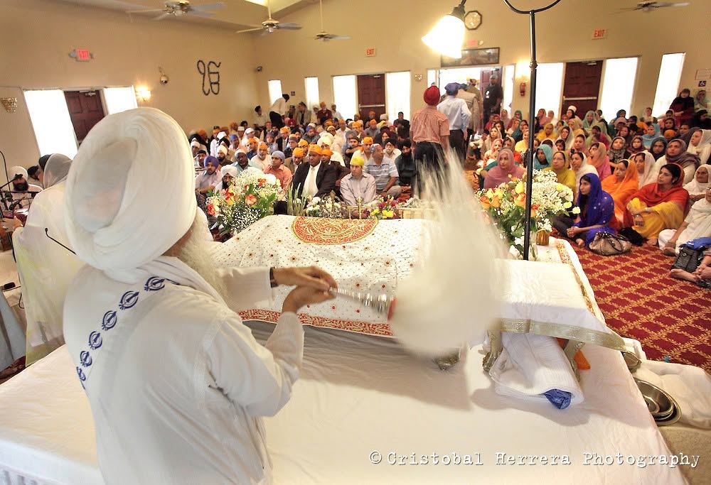 Chaur Sahib seva during a large Gurpurab diwan