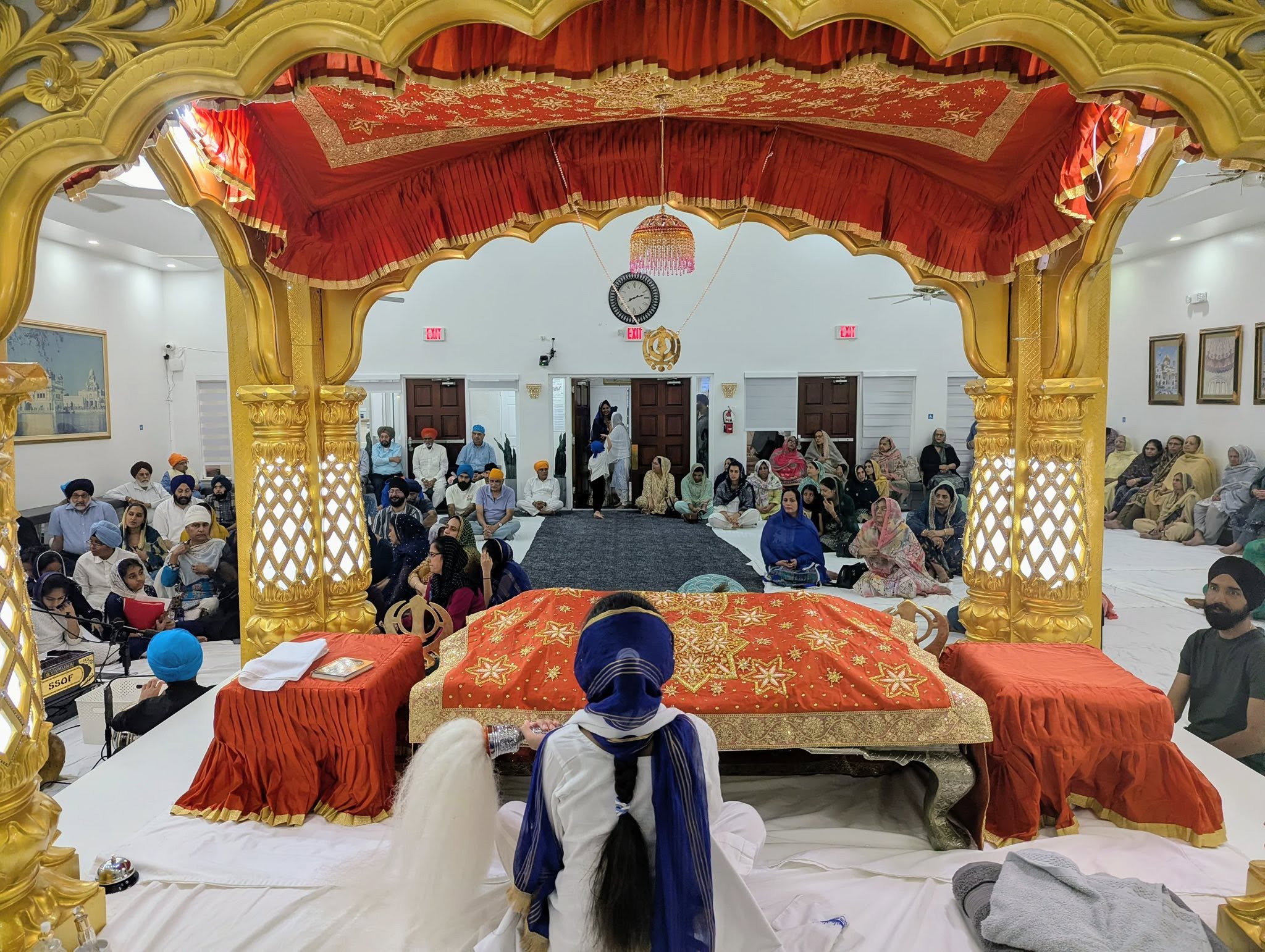 Diwan before the golden Palki Sahib